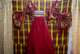 مهمانان همچنین پس از مراسم اهدای هدیه به عروس، او را آمادهی مراسم اصلی کرده و لباس سنتی مخصوص عروس را بر تن او میپوشانند.