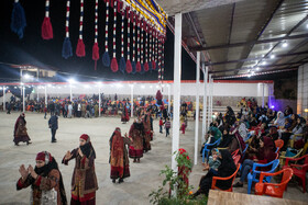 زنان کرمانج با لباسهایی پوشیده و کمترین آرایش در مجلس حضور دارند همچنین نکته قابل توجه آن است که برای اهالی کرمانج پایکوبی به تنهایی معنا و مفهومی ندارد و همه در قالب گروه، رقصهای سنتی را اجرا میکنند و در ادامه عروس و داماد در رسمی که مخصوص عروسیهای کرمانجی است به کودکانی که به پایکوبی میپردازند؛ شاباش میدهند.