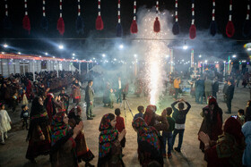 رقص سنتی کرمانجها به صورت گروهی متشکل از مردان و زنان انجام میشود.