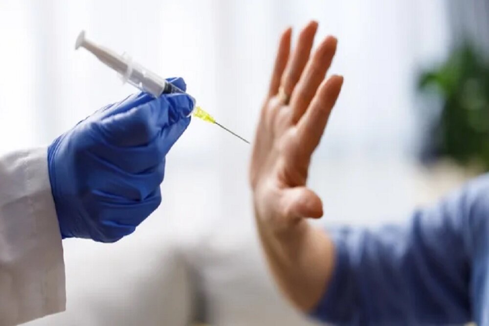 چه عواملی باعث عدم پذیرش واکسیناسیون کرونا می‌شود؟