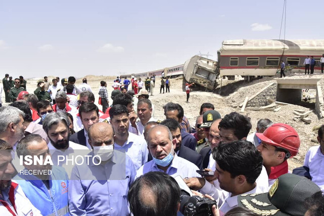 انتقال مسافران و مصدومان از محل حادثه قطار مسافری مشهد-یزد 