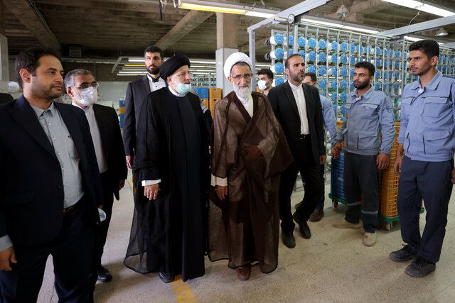 رئیسی از بزرگترین کارخانه تولید پارچه چادر مشکی کشور بازدید کرد