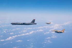 پرواز بمب‎افکن‌های بی ۵۲ آمریکا و جنگنده‌های رژیم صهیونیستی بر فراز خلیج فارس