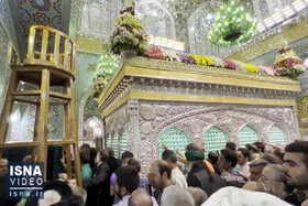 ویدئو / تعویض گلدان‌های ضریح امام رضا (ع)