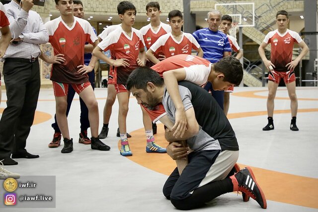 دبیر با کشتی‌گیران نونهال سرشاخ شد