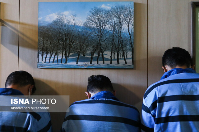 عکس آرشیوی است بازداشت عاملان سرقت ۵۰ میلیارد ریالی از یک کارگاه طلاسازی