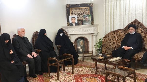 رییسجمهور به همراه همسرش به دیدار خانواده شهید حسن صیادخدایی رفت رییسجمهور به همراه همسرش به دیدار خانواده شهید حسن صیادخدایی رفت
