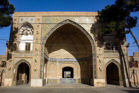 ارتفاع دو ایوان رو به شمال و رو به جنوب مسجد تاریخی امام خمینی(ره) هر یک 11متر است
.
