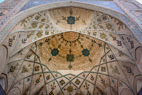 ایوان غربی مسجد امام بزرگتر از ایوانهای دیگر مسجد ساخته شده و مزین به کاشی کاری ها و کتیبه های کوفی بنایی و ثلث است
.