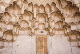 در بالای سر در ورودی شمالی و اصلی مسجد تاریخی امام خمینی(ره) کتیبه سنگی وجود دارد با گچ بری های بسیار زیبا که روی کتیبه سنگی اشعاری نوشته شده است.
