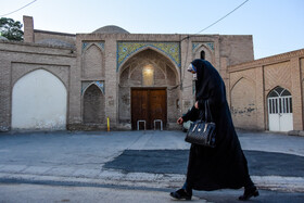 ورودی های مسجد تاریخی امام خمینی(ره) از جمله درب جنوبی آن، از کوچه های تاریخی و گذرگاه های تاریخی شهر تشکیل می شود.