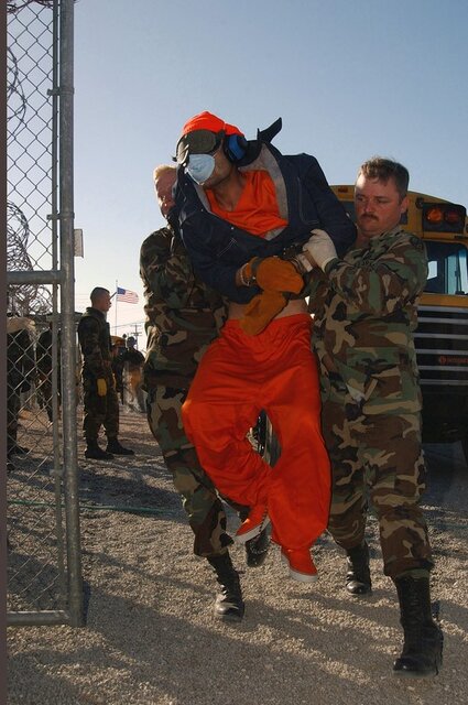 نیویورک تایمز تصاویر تاکنون دیده نشدهای را از روزهای اولیه زندان گوآنتانامو منتشر کرد