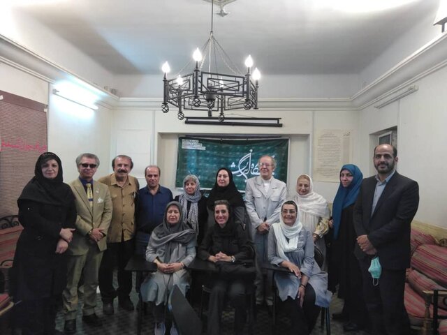 بانویی که از زبان مردان غزل سروده است
