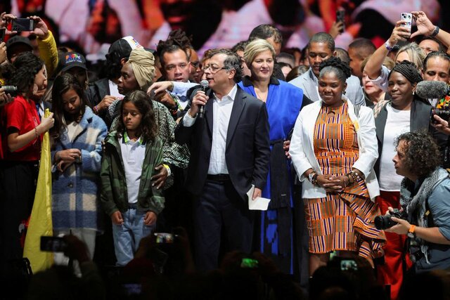 روبات هوشمند احساسی و مکرون بازنده