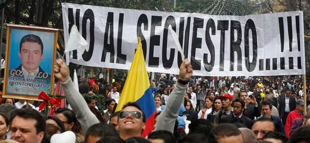 تصویری آرشیوی از اعتراضات مردم کلمبیا علیه گروگانگیری اعضای سابق "فارک" به جنایات جنگی خود اعتراف کردند