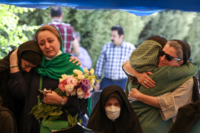 مراسم اولین سالگرد درگذشت <a href='https://sayeb.ir/tag/%d9%85%d9%87%d8%b4%d8%a7%d8%af-%da%a9%d8%b1%db%8c%d9%85%db%8c'></div></div>مهشاد کریمی</a> و <a href='https://sayeb.ir/tag/%d8%b1%db%8c%d8%ad%d8%a7%d9%86%d9%87-%db%8c%d8%a7%d8%b3%db%8c%d9%86%db%8c'>ریحانه یاسینی</a> در بهشت زهرا