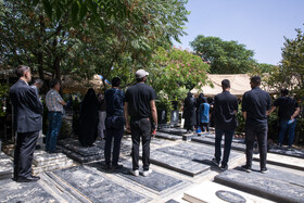 مراسم اولین سالگرد درگذشت <a href='https://sayeb.ir/tag/%d9%85%d9%87%d8%b4%d8%a7%d8%af-%da%a9%d8%b1%db%8c%d9%85%db%8c'></div></div>مهشاد کریمی</a> و <a href='https://sayeb.ir/tag/%d8%b1%db%8c%d8%ad%d8%a7%d9%86%d9%87-%db%8c%d8%a7%d8%b3%db%8c%d9%86%db%8c'>ریحانه یاسینی</a> در بهشت زهرا