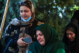 مراسم اولین سالگرد درگذشت <a href='https://sayeb.ir/tag/%d9%85%d9%87%d8%b4%d8%a7%d8%af-%da%a9%d8%b1%db%8c%d9%85%db%8c'></div></div>مهشاد کریمی</a> و <a href='https://sayeb.ir/tag/%d8%b1%db%8c%d8%ad%d8%a7%d9%86%d9%87-%db%8c%d8%a7%d8%b3%db%8c%d9%86%db%8c'>ریحانه یاسینی</a> در بهشت زهرا