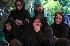 مراسم اولین سالگرد درگذشت <a href='https://sayeb.ir/tag/%d9%85%d9%87%d8%b4%d8%a7%d8%af-%da%a9%d8%b1%db%8c%d9%85%db%8c'></div></div>مهشاد کریمی</a> و <a href='https://sayeb.ir/tag/%d8%b1%db%8c%d8%ad%d8%a7%d9%86%d9%87-%db%8c%d8%a7%d8%b3%db%8c%d9%86%db%8c'>ریحانه یاسینی</a> در بهشت زهرا
