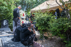 مراسم اولین سالگرد درگذشت <a href='https://sayeb.ir/tag/%d9%85%d9%87%d8%b4%d8%a7%d8%af-%da%a9%d8%b1%db%8c%d9%85%db%8c'></div></div>مهشاد کریمی</a> و <a href='https://sayeb.ir/tag/%d8%b1%db%8c%d8%ad%d8%a7%d9%86%d9%87-%db%8c%d8%a7%d8%b3%db%8c%d9%86%db%8c'>ریحانه یاسینی</a> در بهشت زهرا