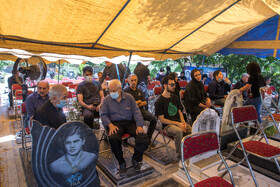 مراسم اولین سالگرد درگذشت <a href='https://sayeb.ir/tag/%d9%85%d9%87%d8%b4%d8%a7%d8%af-%da%a9%d8%b1%db%8c%d9%85%db%8c'></div></div>مهشاد کریمی</a> و <a href='https://sayeb.ir/tag/%d8%b1%db%8c%d8%ad%d8%a7%d9%86%d9%87-%db%8c%d8%a7%d8%b3%db%8c%d9%86%db%8c'>ریحانه یاسینی</a> در بهشت زهرا