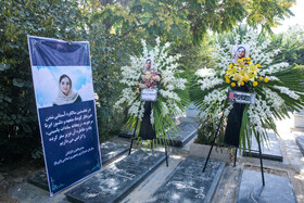 مراسم اولین سالگرد درگذشت <a href='https://sayeb.ir/tag/%d9%85%d9%87%d8%b4%d8%a7%d8%af-%da%a9%d8%b1%db%8c%d9%85%db%8c'></div></div>مهشاد کریمی</a> و <a href='https://sayeb.ir/tag/%d8%b1%db%8c%d8%ad%d8%a7%d9%86%d9%87-%db%8c%d8%a7%d8%b3%db%8c%d9%86%db%8c'>ریحانه یاسینی</a> در بهشت زهرا