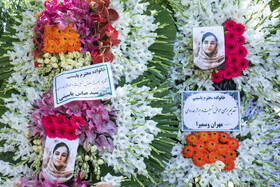 مراسم اولین سالگرد درگذشت <a href='https://sayeb.ir/tag/%d9%85%d9%87%d8%b4%d8%a7%d8%af-%da%a9%d8%b1%db%8c%d9%85%db%8c'></div></div>مهشاد کریمی</a> و <a href='https://sayeb.ir/tag/%d8%b1%db%8c%d8%ad%d8%a7%d9%86%d9%87-%db%8c%d8%a7%d8%b3%db%8c%d9%86%db%8c'>ریحانه یاسینی</a> در بهشت زهرا