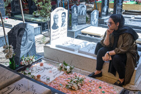 مراسم اولین سالگرد درگذشت <a href='https://sayeb.ir/tag/%d9%85%d9%87%d8%b4%d8%a7%d8%af-%da%a9%d8%b1%db%8c%d9%85%db%8c'></div></div>مهشاد کریمی</a> و <a href='https://sayeb.ir/tag/%d8%b1%db%8c%d8%ad%d8%a7%d9%86%d9%87-%db%8c%d8%a7%d8%b3%db%8c%d9%86%db%8c'>ریحانه یاسینی</a> در بهشت زهرا