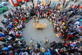 جشنواره بین المللی تئاتر کودک و نوجوان - نمایش خیابانی (یک روز به خصوص) از ملایر