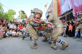 جشنواره بین المللی تئاتر کودک و نوجوان - نمایش خیابانی (یک روز به خصوص) از ملایر