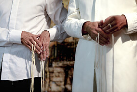 زمانی که دعا به جایی می‌رسد که برای اهریمن و بدی و بدکاران شکست آرزو می‌کند، دو دست را به سمت پایین و سمت چپ یعنی دو سویی که جایگاه تاریکی و اهریمن است، حرکت می‌دهد، چون جهانِ زیرین جهان تاریکی و جایگاه اهریمن است و بین دو سمت راست و چپ، چپ در برابر راست که نماد راستی است،‌ یک سوی اهریمنی در نظر گرفته می‌شود.