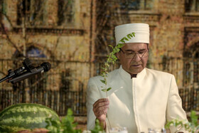 موبد شروع به اوستا خوانی می‌کند و در برخی از بندهای آن شاخه‌ای گیاه که معمولا در سنت زنده و وضعیت فعلی، شاخه شمشاد بالا می‌آورد و در ادامه یک شاخه دیگر را به شاخه قبلی اضافه می‌کند.