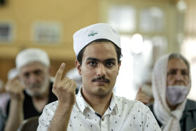 وقتی موبد شاخۀ شمشاد بالا می آورد به تبعیت از آن، شرکت کنندگان در این مراسم نیز نخست یک انگشت خود را بالا می‌آورند.