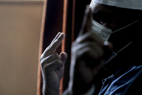 در ادامه اوستا خوانی زمانی که موبد دو شاخه شمشاد را بالا می‌آورد، آن‌ها نیز برای همراهی با او در خواندن سپاسگزاری‌ها، دو انگشت خود را بالا می‌آورند.