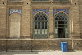 معماری این دبیرستان مانند ساختمان کتابخانهٔ مجلس و ساختمان مرکزی بانک ملی نشان از سرپرستی کیخسرو شاهرخ بر ساخت آن دارد. معمار دبیرستان فیروز، بهرام جعفرخان معمارباشی است. این بنا مانند کاخ شهربانی و سردر باغ ملی تلفیقی از معماری اروپایی و معماری کهن ایرانی است. قرینه‌سازی در سه نمای شمالی، جنوبی و شرقی بنا از ارزش‌های معماری بناست. نمای آجری ساختمان با بدنه ساختمان متقارن است. پنجره‌های قاب شده در تمام نما تکرار شده است،  علاوه بر آجر، از کاشی، سنگ و گچ نیز در طراحی نمای ساختمان استفاده شده است.