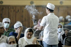 بنابراین مجمری که حاوی همان موادگیاهی خوشبو است، در تالار و بین هم‌کیشان زرتشتی چرخانده می‌شود و هر کس یک دست را به گونه‌ای از سمت مجمر به سمت صورت خود حرکت می‌دهد تا بخشی از آن بوی خوش را به سمت خود بکشاند.