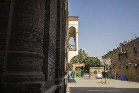 به نقل از کیخسرو شاهرخ در بخشی از کتیبه یادبود این دبیرستان نوشته شده: «این دبیرستان که از دهش رادمنش بهرام‌جی بیکاجی بیادگارِ فرزند روانشادش فیروز ساخته شده، بنام دبیرستان فیروز بهرام در ۱۸ اردیبهشت ۱۳۱۱ بر روی زمین انجمن زرتشتیان پایه‌گذارده شده و به سرپرستی نیک‌اندیش اردشیر کیامنش ساخته و در دوم دیماه ۱۳۱۱ گشایش یافته برای برخورداری نونهالان و پاس و پایندگی جاویدانی به انجمن زرتشتیان تهران برگزار شد.»