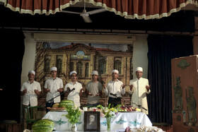 در بخشی از متن آفرینگان گاهنبار آمده است: «
به خشنودی اهورامزدا، بر زبان می‌آورم و می‌خوانم بهترین نیایش‌ها را. بر زبان می‌آورم از جان، با باوری نیک که مزداپرست زرتشتی و دشمن همه بدی‌ها و پیرو آیین اهورایی ام. نیایش و آفرین می‌خوانم همه گاه‌ها و هنگام‌های روز و ماه و جشن‌های سال (گاهنبار) را، که ردان وسروران اند و با خشنودی ستایش می‌کنم، و این نیایش را به هنگام بامدادان می‌سرایم. نیایش می‌کنم و آفرین می‌خوانم بر همه گاهنبارهای سال، هنگام هر جشنی که باشد، به نام بر زبان می‌آورم و آیین‌های ویژه می‌گذارم.»
