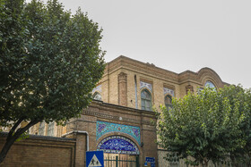 آیین گهنبارخوانی زرتشتی از دهش و همازوری نوادگان ارباب کیخسرو شاهرخ، در طول چند سال گذشته، در دبیرستان فیروزبهرام برگزار شده است که یکی از علت‌های برگزاری این آیین در این مدرسه را به این دلیل می‌دانند که «هزینه ساخت این دبیرستان توسط شخصی بنام بهرامجی بیکاجی که یکی از زرتشتیان سرشناس هند بوده، به یادِ فرزند مرحومش، فیروز بهرام بیکاجی، فیروز بهرام ساخته شده است.» در واقع این کار یعنی وقف بنا یا خوراکی یا هر چیز دیگری را به نفع دیگران در آیین‌های زرتشتی، یک نوع گهنبار می‌نامند.