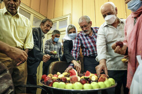 خوراکی‌هایی که بر سر سفره گهنبار قرارداده می‌شود، تفاوت‌هایی با دیگر با دیگر میوه‌ها و خوراکی‌ها زمانی که سر سفره نبودند، دارد. در زمان گهنبار خوانی، یک نوع دعا و نیایش بر آن‌ها خوانده می‌شود و این میوه‌ها تبرک مراسم می‌شوند.