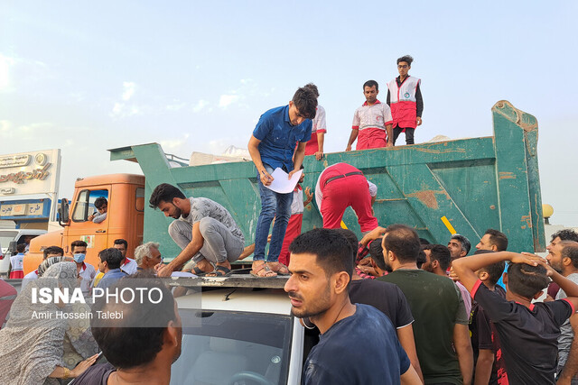 عکس آرشیوی است. تشریح اقدامات امدادی فارس بعد از زلزله هرمزگان