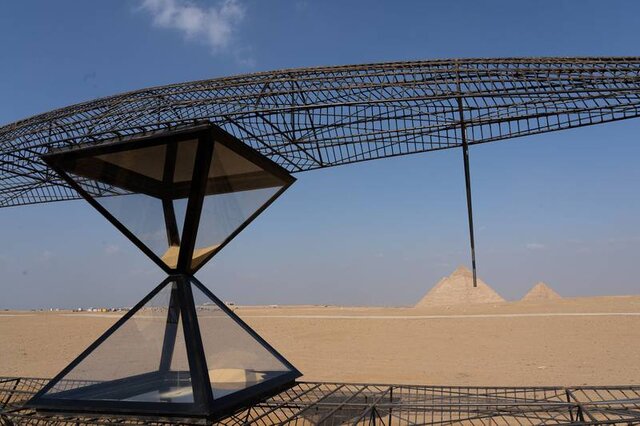 تصاویری از چیدمانهای عظیم هنری در کنار اهرام مصر
