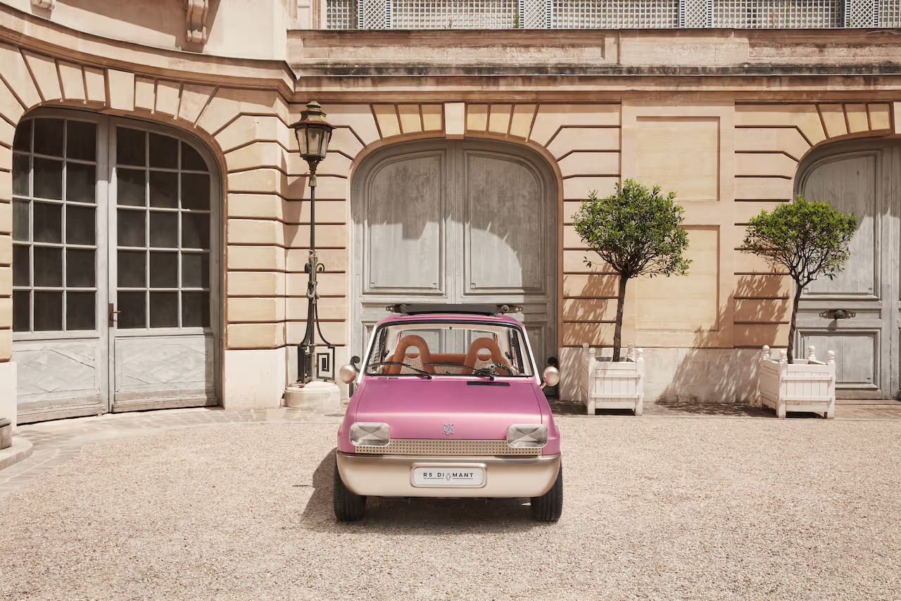 رونمایی از رنو ۵ الکتریکی در پنجاهمین سالگرد این ریزنقش خاطرهانگیز