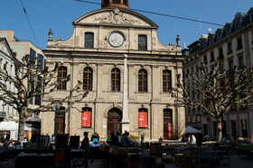 ژنو دومین قطب اقتصادی سوئیس و اقتصاد آن یک اقتصاد خدماتی است و بانکداری خصوصی از ارکان آن محسوب می‌شود. 