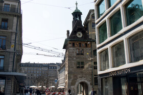 ژنو دومین قطب اقتصادی سوئیس و اقتصاد آن یک اقتصاد خدماتی است و بانکداری خصوصی از ارکان آن محسوب می‌شود. 