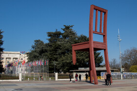 صندلی شکسته، نمادی صلح‌آمیز در مقابل دفتر سازمان ملل در شهر ژنو است. این صندلی دردهای قربانیان مین‌های ضدنفر را روایت می‌کند.در سال ۱۹۹۷ معاهده‌ای به‌منظور ممنوع کردن مین‌های ضدنفر در سازمان ملل امضا شد.