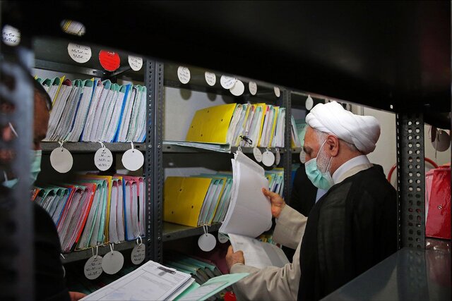 مسئول رسیدگی قضایی، شخص "قاضی" است/ ضابط باید کنار قاضی قرار گیرد مسئول رسیدگی قضایی، شخص "قاضی" است/ ضابط باید کنار قاضی قرار گیرد