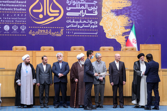 عکس: پایگاه اطلاعرسانی ریاست جمهوری برگزیدگان جوایز خود را از رئیس جمهور دریافت کردند