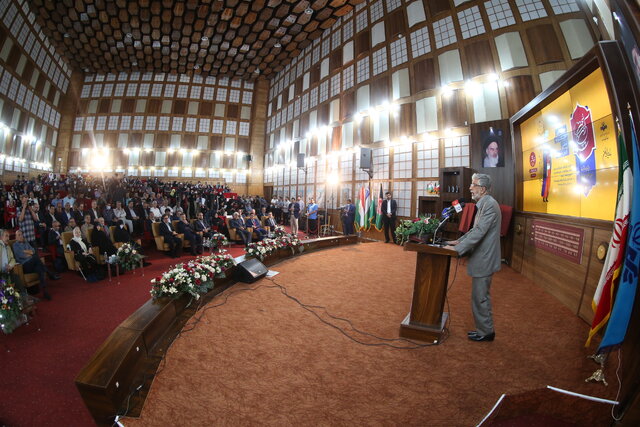 حداد عادل: با ما شوخی کنید ولی زبان فارسی را جدی بگیرید