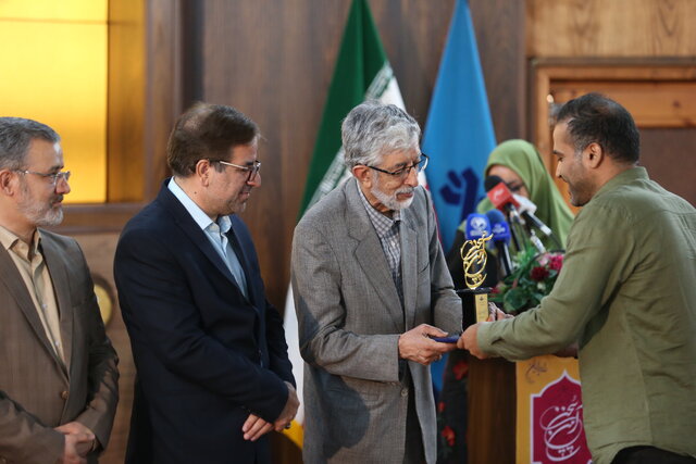 حداد عادل: با ما شوخی کنید ولی زبان فارسی را جدی بگیرید